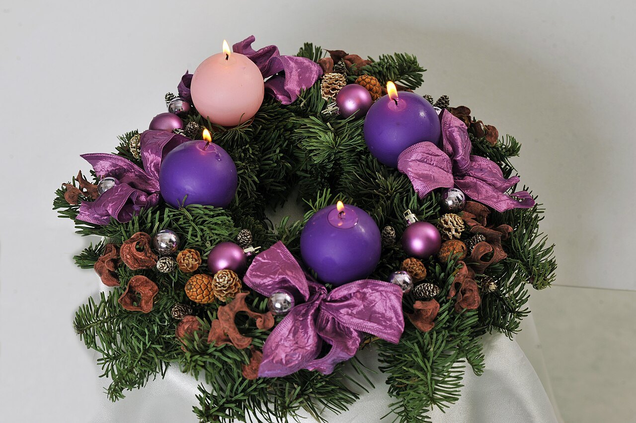 Adventní věnec krok za krokem: vyrobte si ho snadno doma