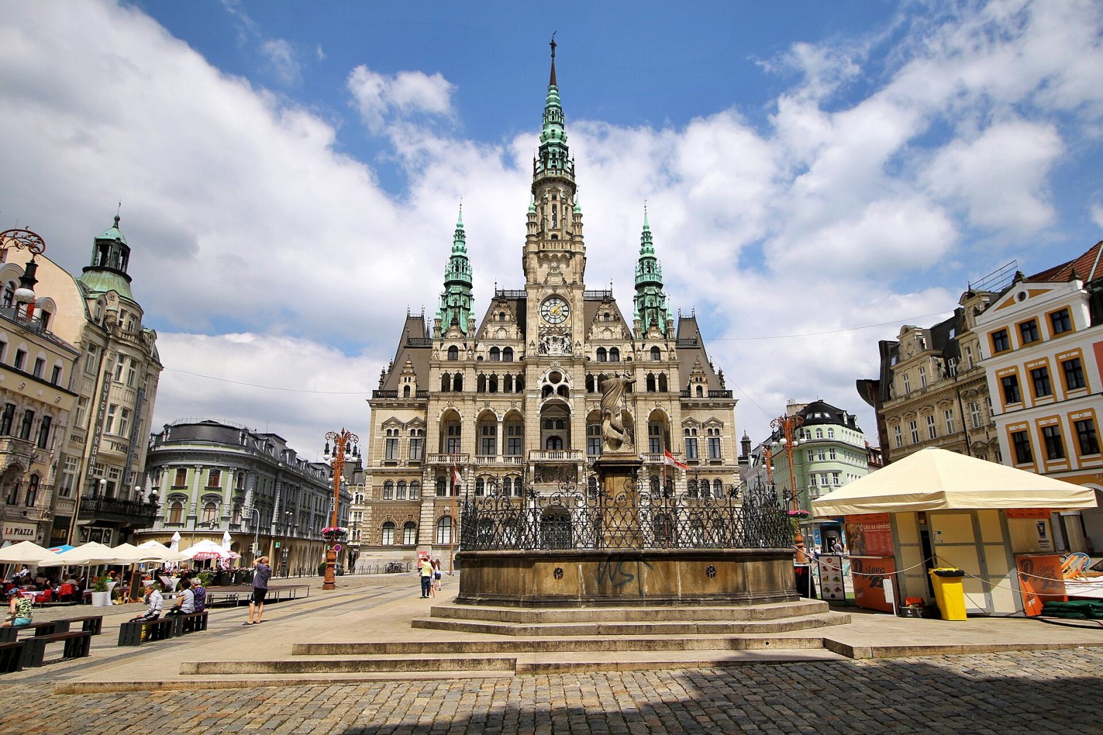 Vánoční trhy Liberec 2026: advent pod radnicí a výlet na Ještěd